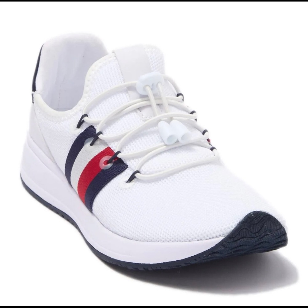 NWT - Tommy Hilfiger Rhena sneaker - Size 9